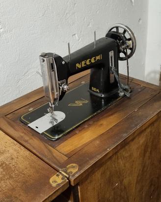 Macchina da cucire Necchi con mobile a scomparsa