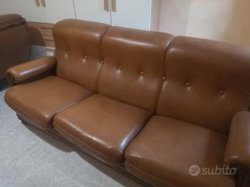 Divano e poltrone in pelle marrone