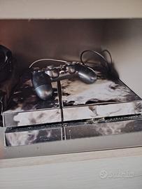 ps4 con un controller e giochi 