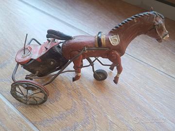 giocattolo a corda in latta