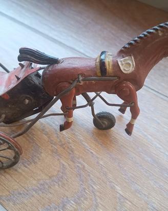 giocattolo a corda in latta