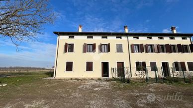 VILLA A SCHIERA D'ANGOLO A SAN FELICE SUL PANARO