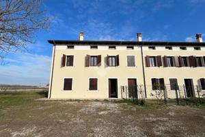 VILLA A SCHIERA D'ANGOLO A SAN FELICE SUL PANARO