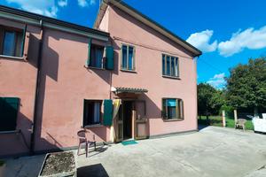 Crespino, casa libera su 3 lati con garages