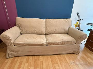 divano letto e due poltrone.