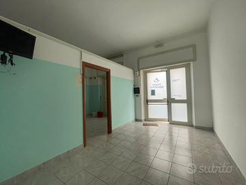 Luminoso locale due vetrine uso ufficio, studio me