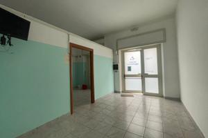 Luminoso locale due vetrine uso ufficio, studio me