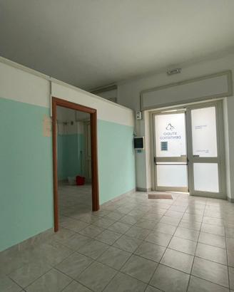 Luminoso locale due vetrine uso ufficio, studio me