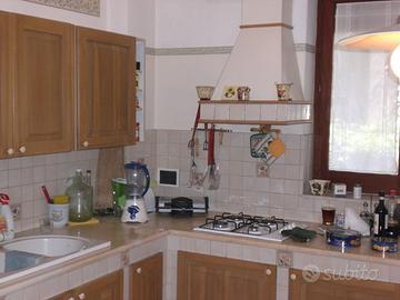 Cucina legno e top marmo Rosa Portogallo