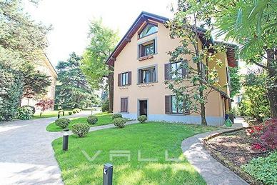 Villa di 605 m² con più di 5 locali e box auto a B