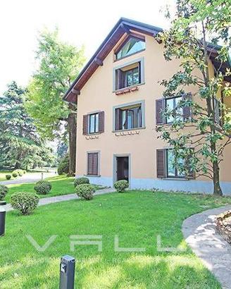 Villa di 605 m² con più di 5 locali e box auto a B