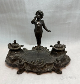 Antico calamaio liberty in bronzo con putto alato