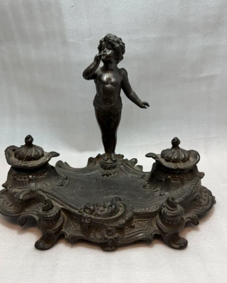 Antico calamaio liberty in bronzo con putto alato