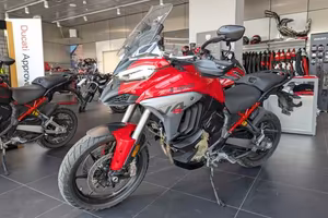 Ducati Multistrada V4 S TRAVEL & RADAR RED &am