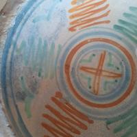 Antico catino in maiolica con disegni arancioverde