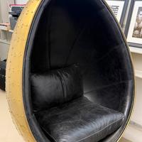 Potrona Uovo in ottone e pelle nera