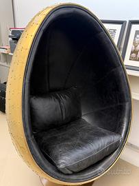 Potrona Uovo in ottone e pelle nera