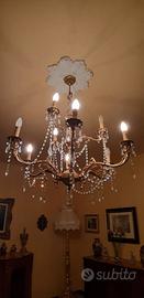 Lampadario in bronzo con brindoli in cristallo.