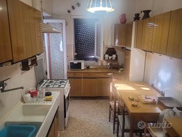 cucina tavolo 4 sedie e mobili 