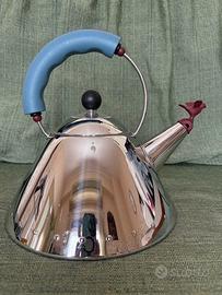 Bollitore Alessi 9093 design Michael Graves (1985)