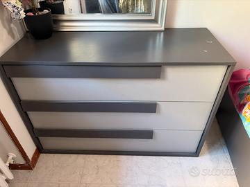 Comò con tonalità grigio