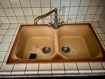 Lavello due vasche con rubinetto