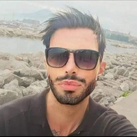 Receptionist portiere notturno con lingue
