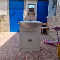 mobile bagno con lavabo e rubinetto 