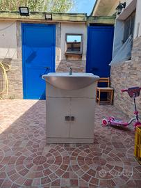 mobile bagno con lavabo e rubinetto 