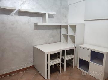 angolo studio Ikea: scrivania, mensole, 2 mobili