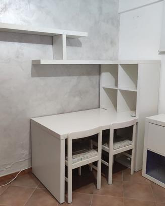 angolo studio Ikea: scrivania, mensole, 2 mobili