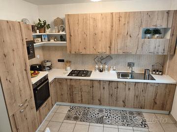 Cucina angolare completa con elettrodomestici Beko