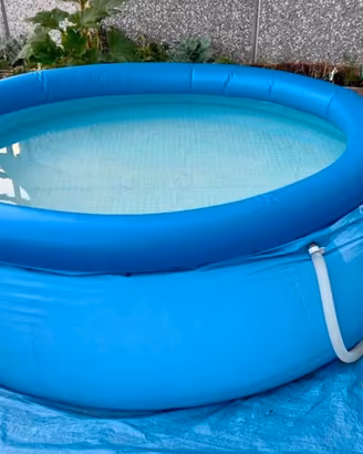 Piscina con pompa