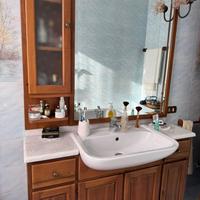Mobile bagno padronale in noce e marmo carrara