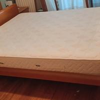 letto in noce con materasso a molle insacchettate 