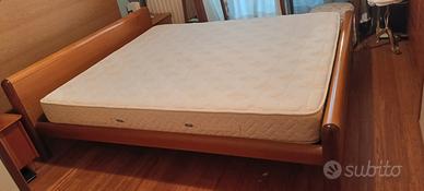 letto in noce con materasso a molle insacchettate 
