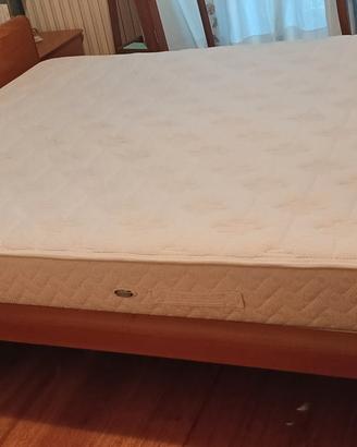letto in noce con materasso a molle insacchettate 