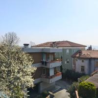 TRILOCALE CON POSTO AUTO IMMERSO NEL VERDE