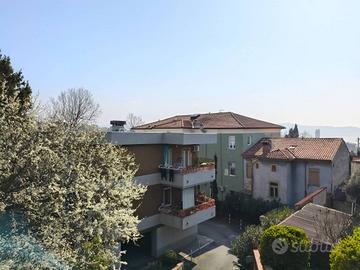 TRILOCALE CON POSTO AUTO IMMERSO NEL VERDE