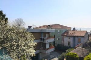 TRILOCALE CON POSTO AUTO IMMERSO NEL VERDE