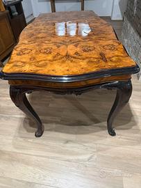Elegante tavolo in radica di noce stile Luigi XV
