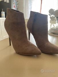 Stivaletti con tacco alto