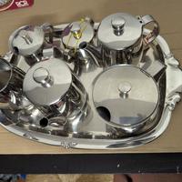 Servizio in acciaio con vassoio e altri casalinghi