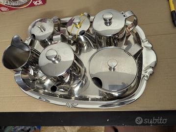 Servizio in acciaio con vassoio e altri casalinghi