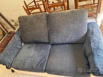 Divano blu a due posti usato