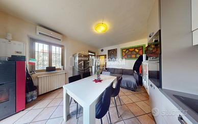 VILLA LIBERA SU DUE LATI CON GIARDINO PRIVATO