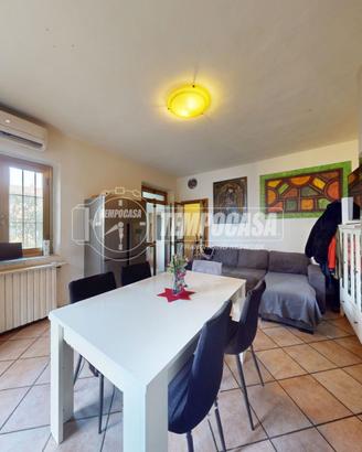 VILLA LIBERA SU DUE LATI CON GIARDINO PRIVATO
