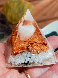 Piramide di Orgonite (bianca)