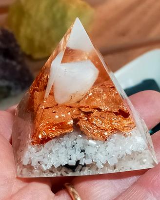 Piramide di Orgonite (bianca)