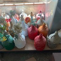 Bottiglie e vasetti decorate in gesso